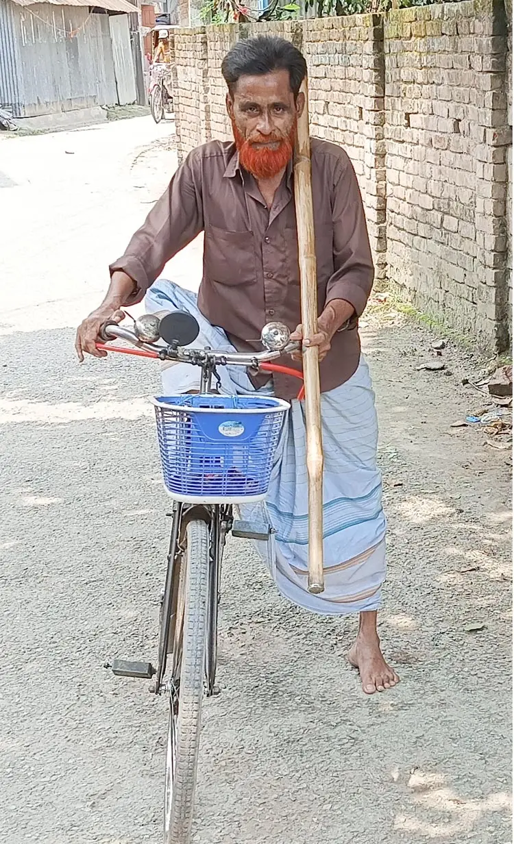 এক পায়ে সাইকেল চালিয়ে ৪৫ বছর ধরে শিক্ষার আলো ছড়াচ্ছেন মোক্তার