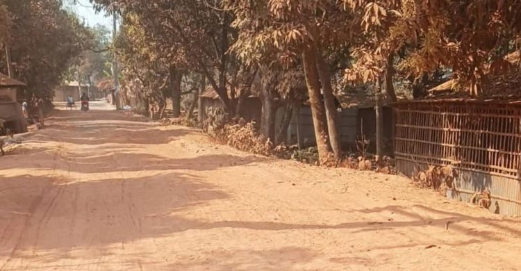 নিম্নমানের সামগ্রীতে সড়ক নির্মাণের অভিযোগ, স্থানীয়দের ক্ষোভ