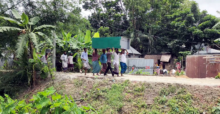 ‘কোনোমতে জানডা লইয়া বাহির হইছি, সব নদীতে তলাইয়া গেলো’