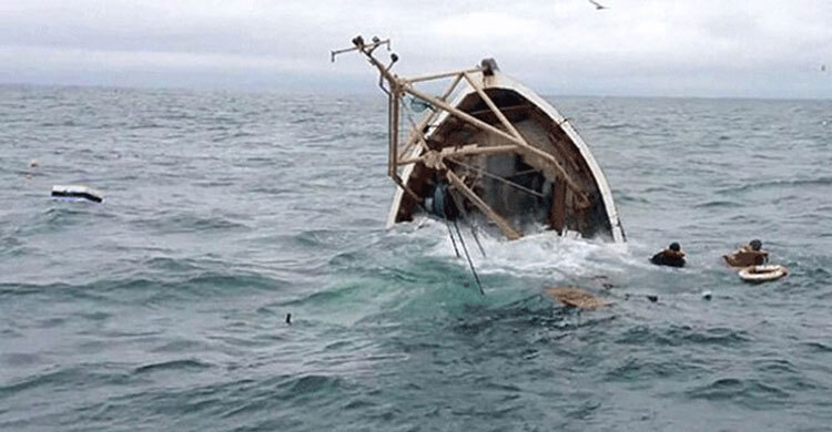 পদ্মায় নৌকাডুবি, বিজিবির তৎপরতায় বেঁচে গেলেন আরোহীরা