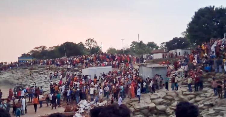 দৌলতদিয়া ফেরিঘাটে স্বজনদের অপেক্ষা-আহাজারি