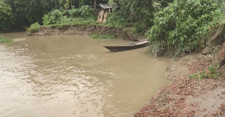 বেড়েছে পানি, ভাঙন আতঙ্কে পদ্মাপাড়ের মানুষ
