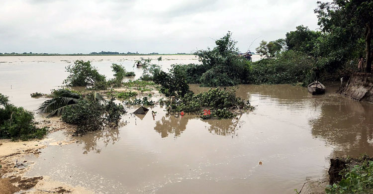 ‘কোনোমতে জানডা লইয়া বাহির হইছি, সব নদীতে তলাইয়া গেলো’