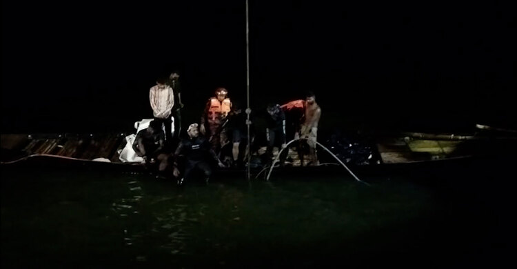 পন্টুনের নিচে চলে যাওয়ায় ভাঙা যাচ্ছে না বাসের দরজা-জানালা