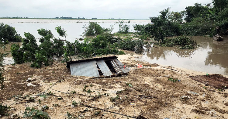 ‘কোনোমতে জানডা লইয়া বাহির হইছি, সব নদীতে তলাইয়া গেলো’