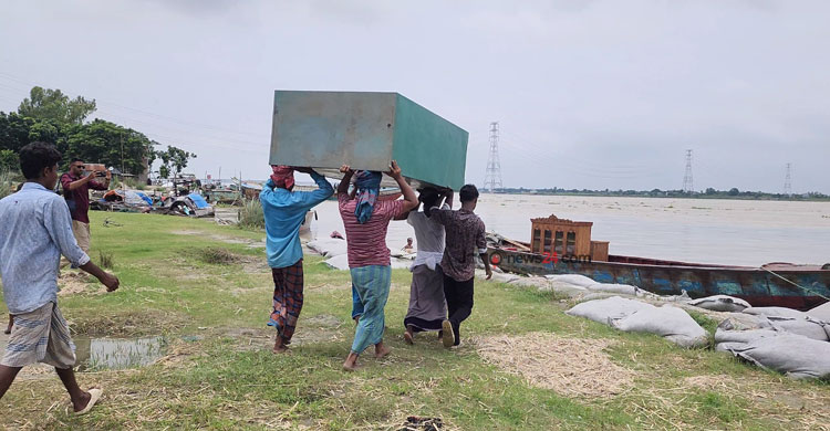 ‘কোনোমতে জানডা লইয়া বাহির হইছি, সব নদীতে তলাইয়া গেলো’
