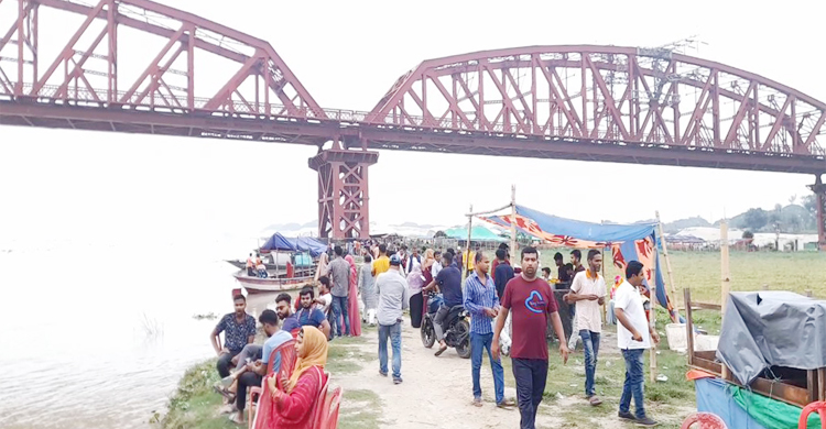 পদ্মার বাড়ন্ত পানি দেখতে হার্ডিঞ্জ ব্রিজে উপচেপড়া ভিড়