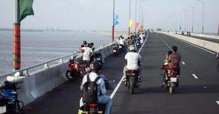 শুরু হলো পদ্মা সেতুতে মোটরসাইকেল চলাচল