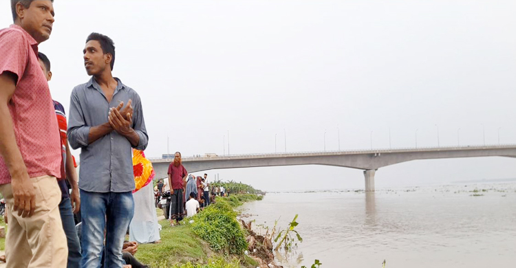 পদ্মার বাড়ন্ত পানি দেখতে হার্ডিঞ্জ ব্রিজে উপচেপড়া ভিড়