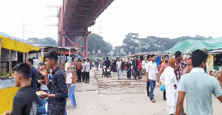 পদ্মার বাড়ন্ত পানি দেখতে হার্ডিঞ্জ ব্রিজে উপচেপড়া ভিড়