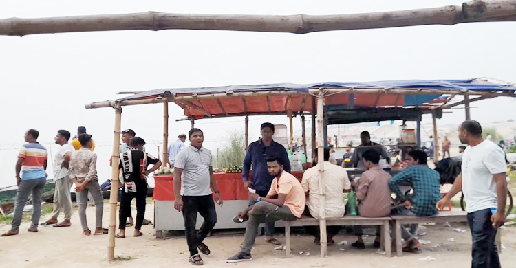 পদ্মার বাড়ন্ত পানি দেখতে হার্ডিঞ্জ ব্রিজে উপচেপড়া ভিড়