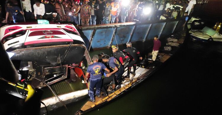 পদ্মায় ডুবে যাওয়া বাসের ভিতরে প্রবেশ করছে উদ্ধারকারী দল