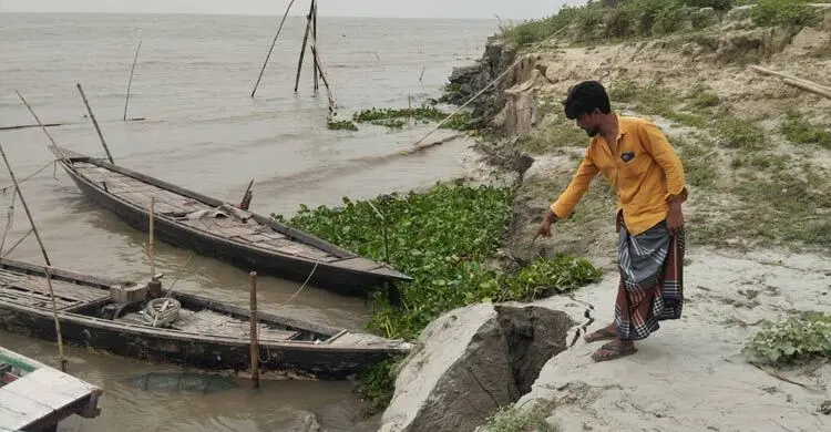 চৈত্রের শেষে পদ্মায় ঢেউ, ভাঙন আতঙ্কে স্থানীয়রা
