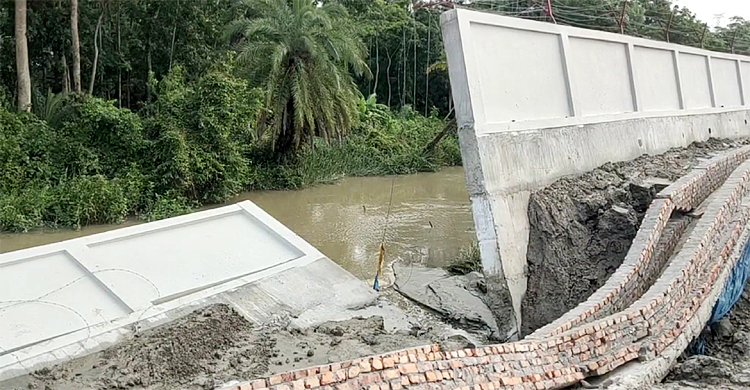 ফের ধসে পড়লো পায়রা বন্দরের সুরক্ষা দেওয়াল