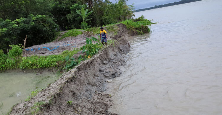 ‘একটু জমি বাঁচিয়ে ঘর করি, আবার ভেঙে যায়’
