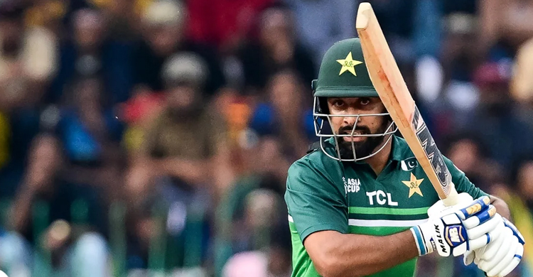 ধীরগতির ব্যাটিংয়ের পর উইকেট হারিয়ে শুরুতেই চাপে পাকিস্তান