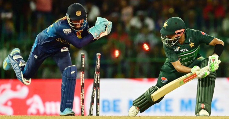 ৫ উইকেট হারিয়ে চাপে পাকিস্তান, বৃষ্টিতে খেলা বন্ধ