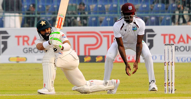 কুয়াশাচ্ছন্ন দিনে সিলসের ধাক্কা সামলালেন রিজওয়ান-শাকিল