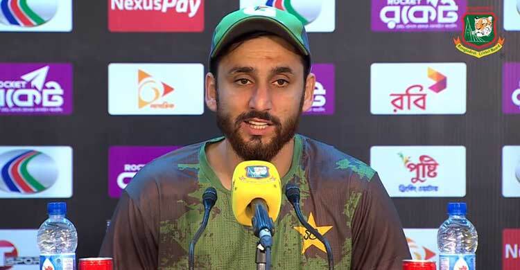 উইকেটের সমালোচনা করে পরে কথা ঘুরিয়ে ফেললেন পাকিস্তান অধিনায়ক