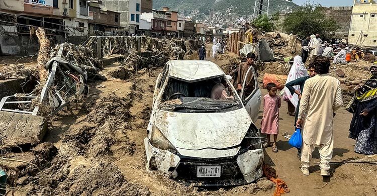 পাকিস্তানে ভয়াবহ বন্যা: দাফনের মতো লোকও নেই এক গ্রামে