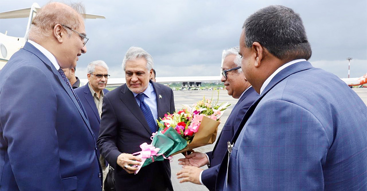 ১৩ বছর পর ঢাকায় পাকিস্তানের পররাষ্ট্রমন্ত্রী