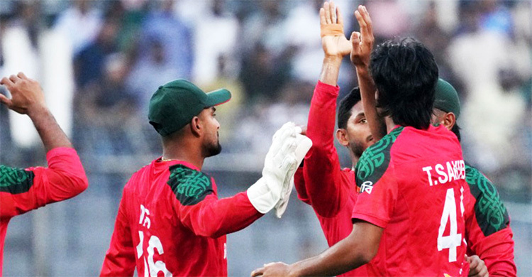 সাকিবের টানা দুই বলে উইকেট, চরম বিপর্যয়ে পাকিস্তান