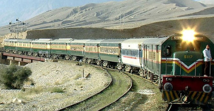 পাকিস্তানে হাইজ্যাক হওয়া ট্রেনে আছেন ৪ শতাধিক যাত্রী