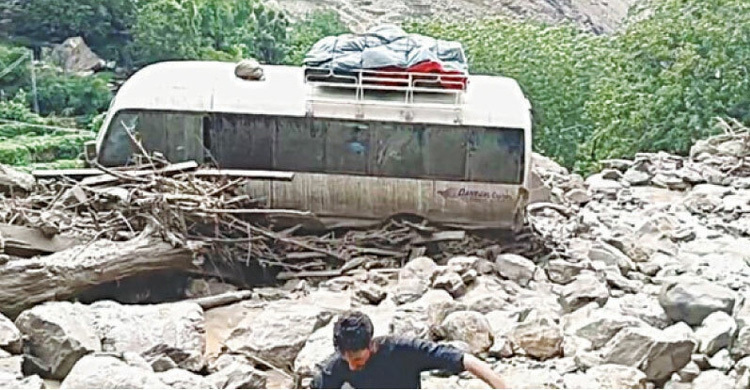 পাকিস্তানে আকস্মিক বন্যায় ৪ পর্যটক নিহত, নিখোঁজ ১৫