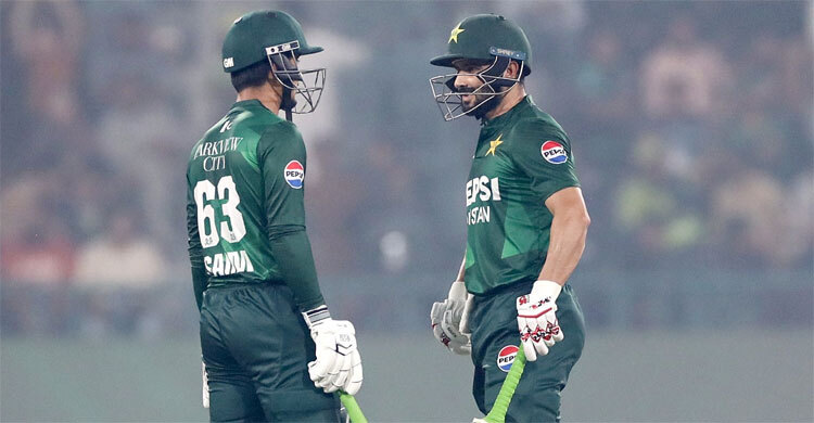 Pakistan thrash South Africa in second T20I to level series