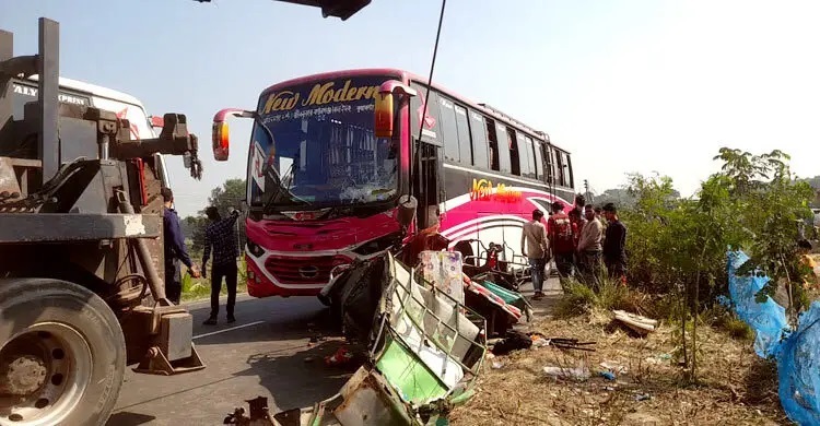 4 killed in Faridpur bus, auto-rickshaw collision
