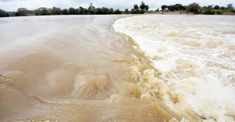 পানি ছাড়লো ভারত, বন্যার শঙ্কায় পাকিস্তানে ঘরছাড়া দেড় লাখ মানুষ