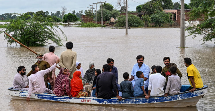 Pakistan blows up embankment as it braces for flood surge