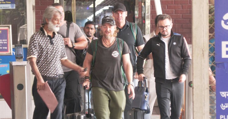 যে কারণে ক্রিকেটারদের আগেই ঢাকায় পাকিস্তানের ৫ কোচিং স্টাফ