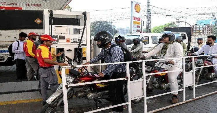 জ্বালানি সংকটের কারণে এশিয়াজুড়ে জরুরি পদক্ষেপ