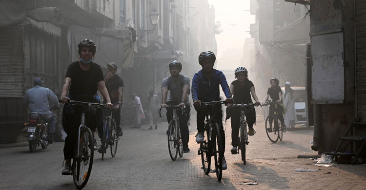 Schools close in Lahore as pollution hits record level