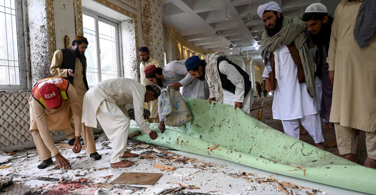 12 killed in car bomb attack at army compound in Pakistan