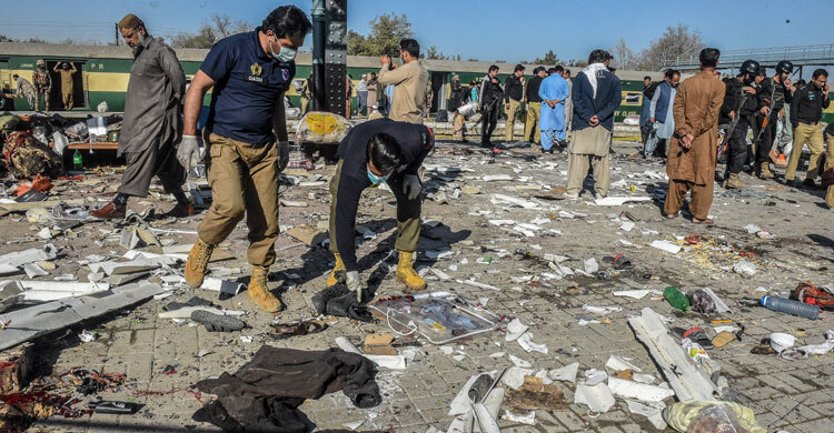 24 killed in Pakistan railway station blast