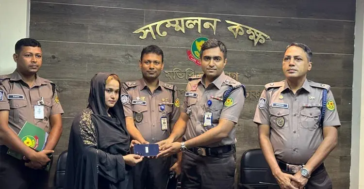 হারিয়ে হওয়া ৫১ মোবাইল উদ্ধার করে মালিকদের ফিরিয়ে দিলো পুলিশ