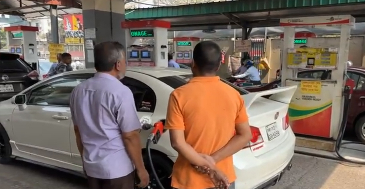 তেলের পাম্পগুলোতে দীর্ঘ সারি, তেলের দাম কি বেড়েছে