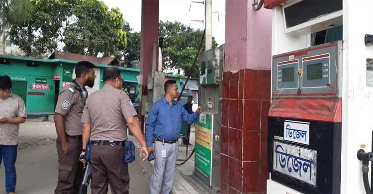 সরকার তেল দিচ্ছে, মজুতদারদের কারণেই সংকট, বলছেন পাম্প মালিকরা