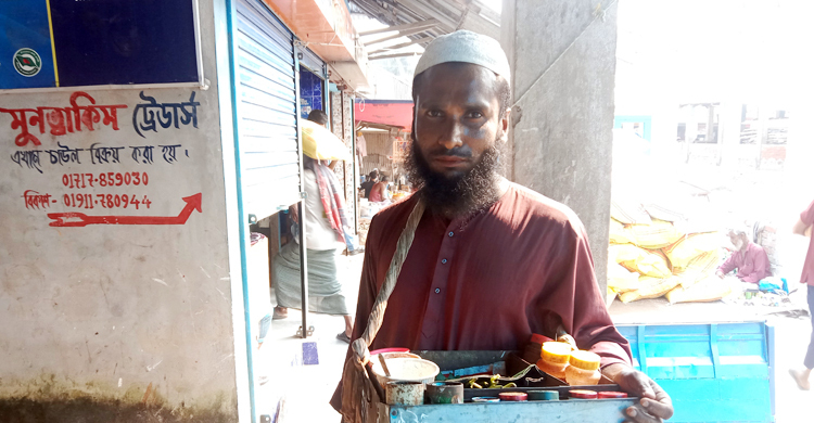 পান বিক্রির টাকায় সংসার চলে মিলনের