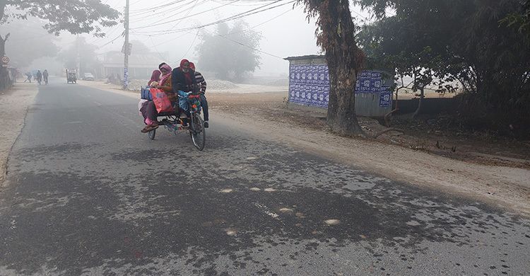 পঞ্চগড়ে হিমশীতল বাতাসে বেড়েছে শীতের প্রকোপ