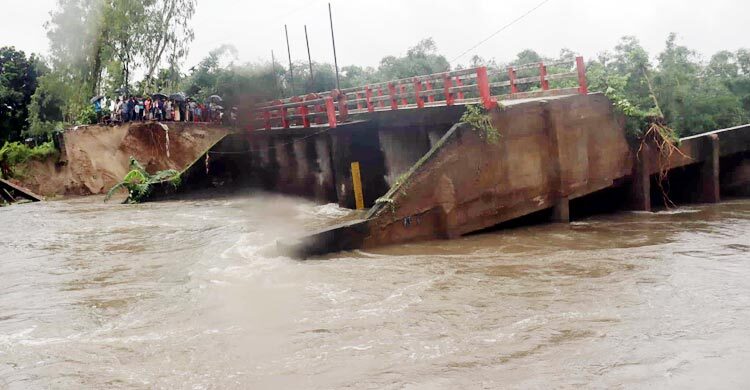 ধসে গেছে স্লুইস গেট, পানিবন্দি হাজারো মানুষ