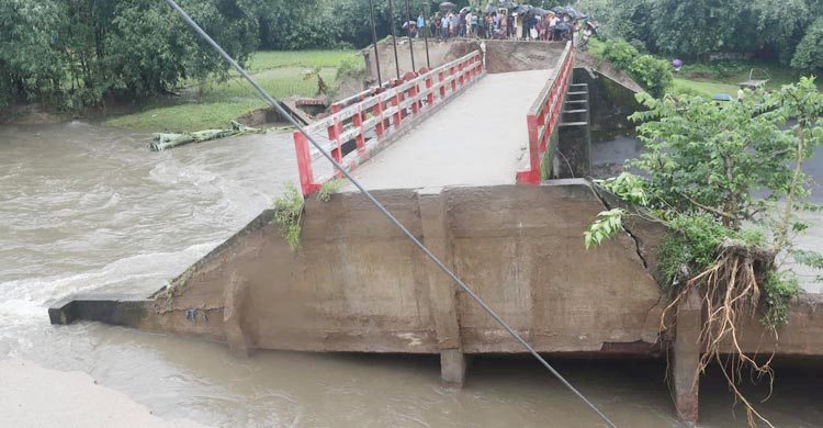 ধসে গেছে স্লুইস গেট, পানিবন্দি হাজারো মানুষ