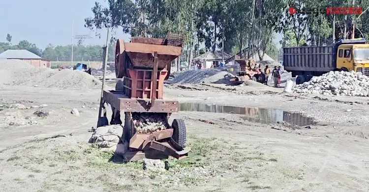 কাজ হারিয়ে দিশেহারা হাজারো পাথর শ্রমিক