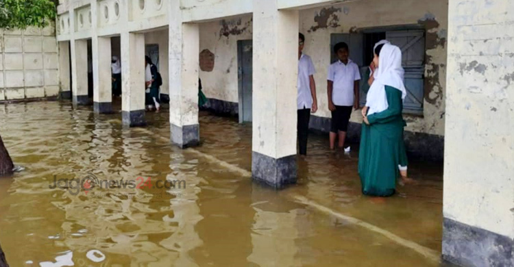 শ্রেণিকক্ষেও পানি, কুষ্টিয়ায় দুই শিক্ষাপ্রতিষ্ঠান ছুটি ঘোষণা
