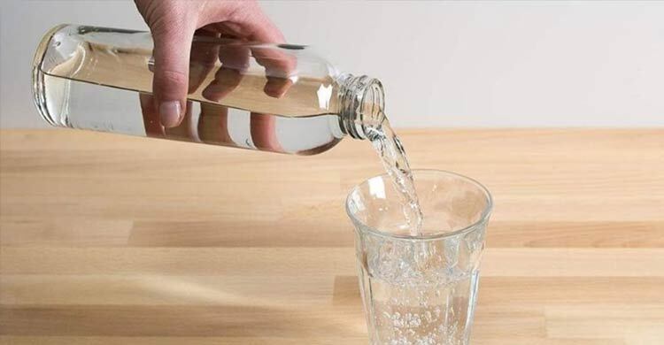 কাচের বোতল পরিষ্কার করার সহজ উপায়