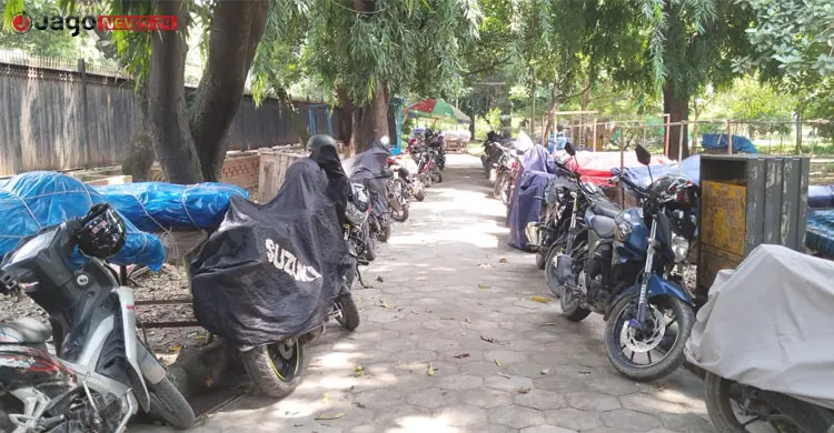 পার্কের ভেতরে পার্কিং করা বাইকের সারি/ ছবি: জাগো নিউজ
