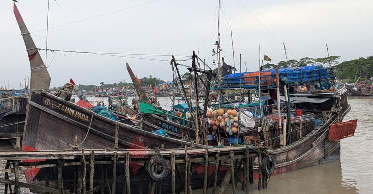 ট্রলিং ট্রলারে ধ্বংস হচ্ছে সমুদ্র সম্পদ, কমছে মাছের প্রজনন