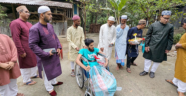 ঈদের দিন হুইলচেয়ার নিয়ে যুবকের বাড়িতে জেলা প্রশাসক
